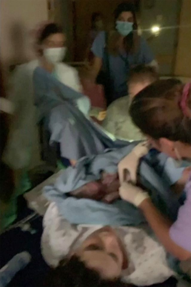El equipo médico durante el trabajo de parto.