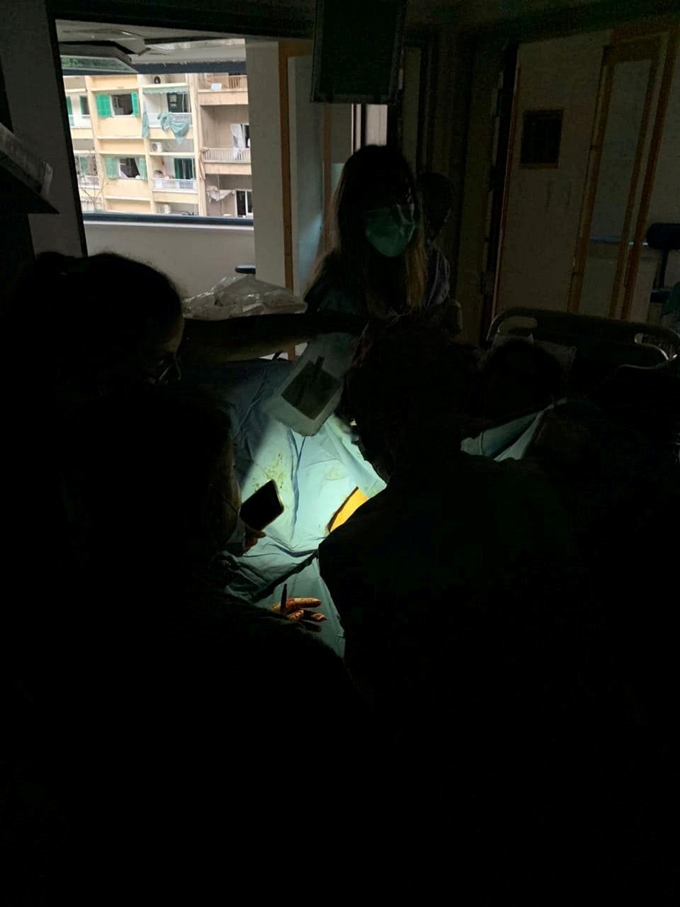 El personal del hospital trabaja con linternas mientras nace el bebé llamado George, cuando la onda expansiva golpeó el hospital en Beirut (Foto: Reuters)