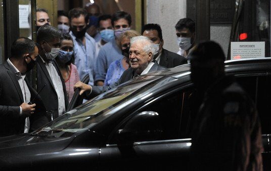 Ginés González García tuvo que abandonar un restaurante en medio de gritos e insultos: "Caradura, asesino"