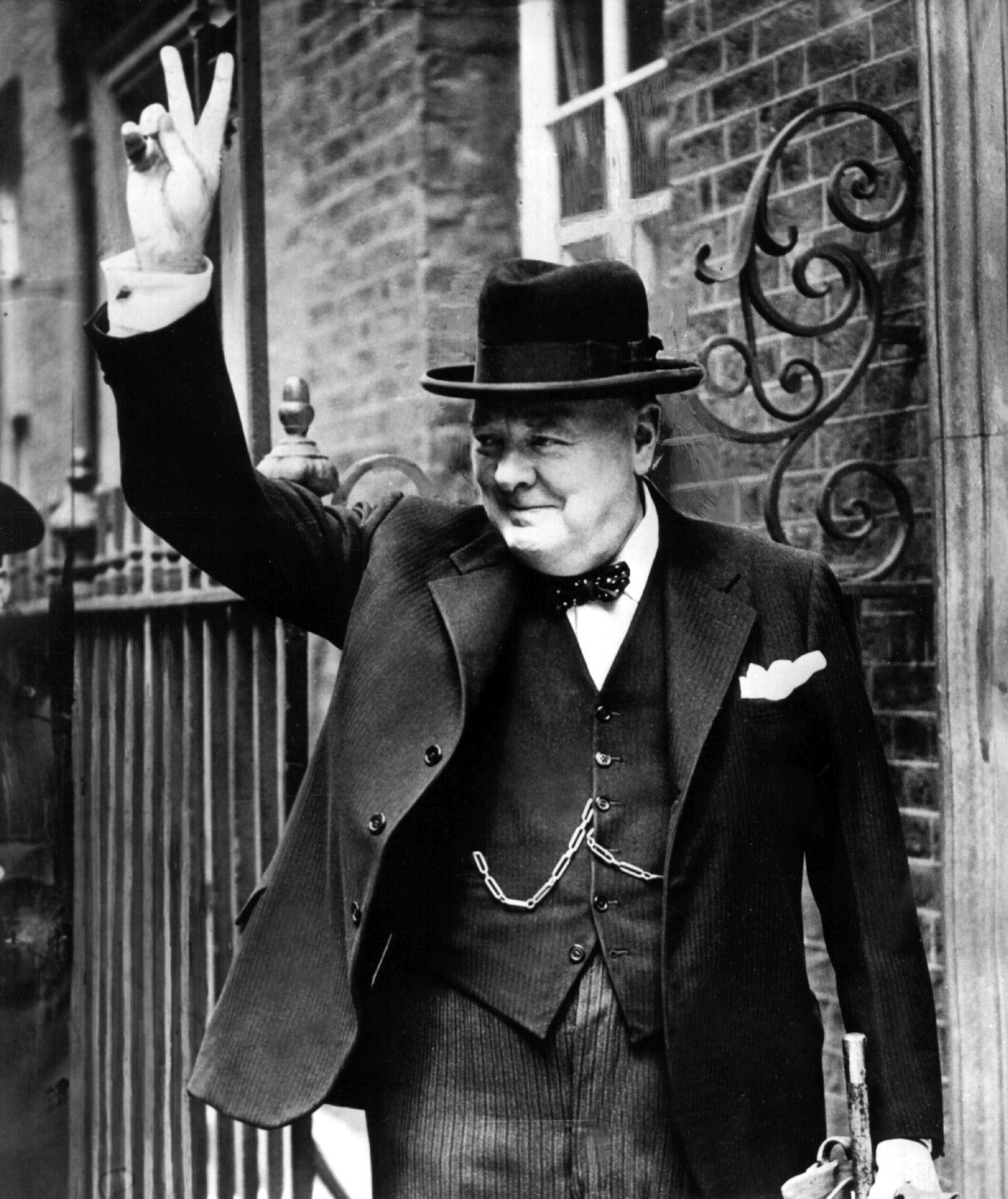ARCHIVO - El primer ministro británico Winston Churchill muestra la V de victoria en 1943 frente a Downing Street 10, la residencia del jefe de Gobierno en Londres. Foto: Handout/dpa