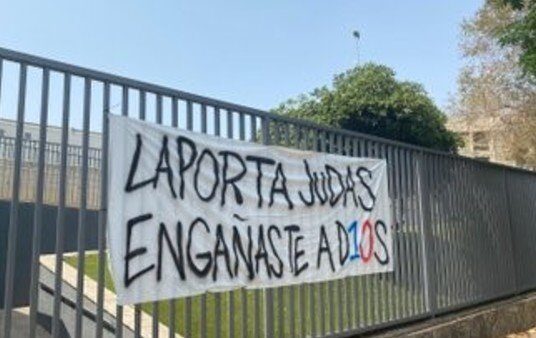 "Laporta Judas, engañaste a D10S": en el debut de Barcelona, los hinchas apuntaron contra el presidente por la salida de Messi