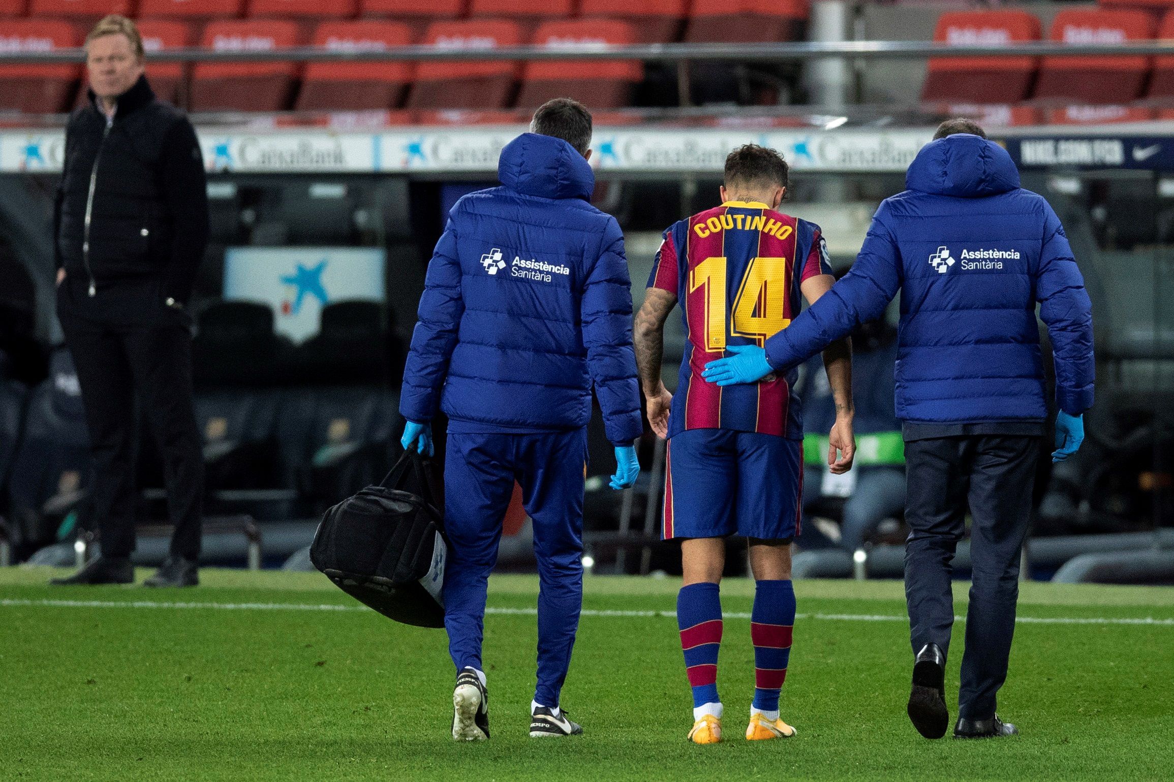 El centrocampista brasileño del FC Barcelona, Philippe Coutinho, se retira lesionado, durante un partido. EFE/Alejandro García/Archivo 