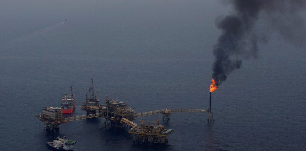 Petróleo cae por variante delta que pesa sobre proyecciones de demanda