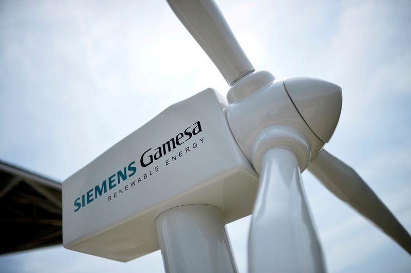 FOTO DE ARCHIVO: Una maqueta de un aerogenerador con el logotipo de Siemens Gamesa fuera de la junta general anual de accionistas en Zamudio, España, 20 de junio de 2017. REUTERS/Vincent West