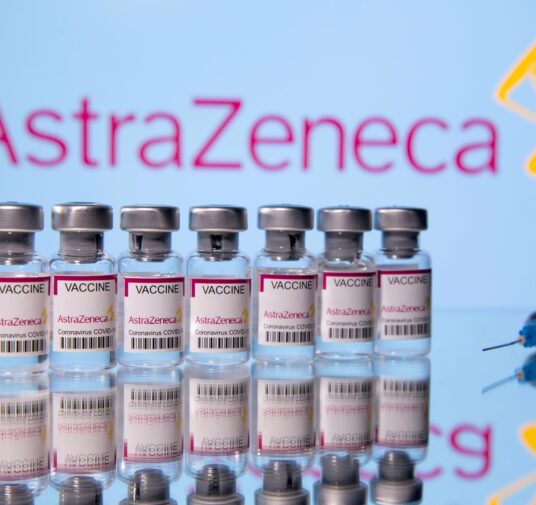 Un tratamiento de anticuerpos de AstraZeneca redujo un 77% el riesgo de contraer COVID-19 grave