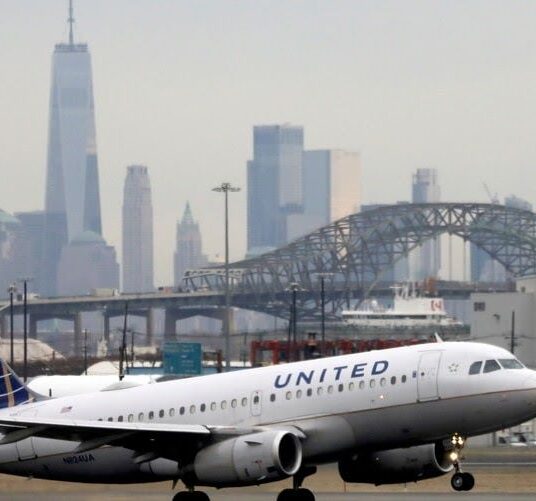 United Airlines, la más reciente gran empresa estadounidense en exigir vacunación a sus empleados