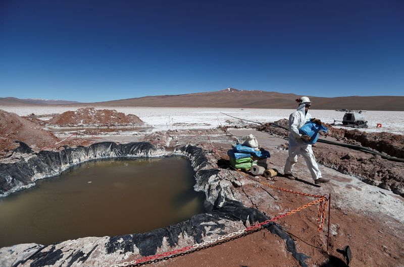 Un empleado de Alpha Lithium trabaja junto a una pileta de salmuera en el Salar de Tolillar, en Salta, Argentina. Ago 13, 2021. REUTERS/Agustin Marcarian