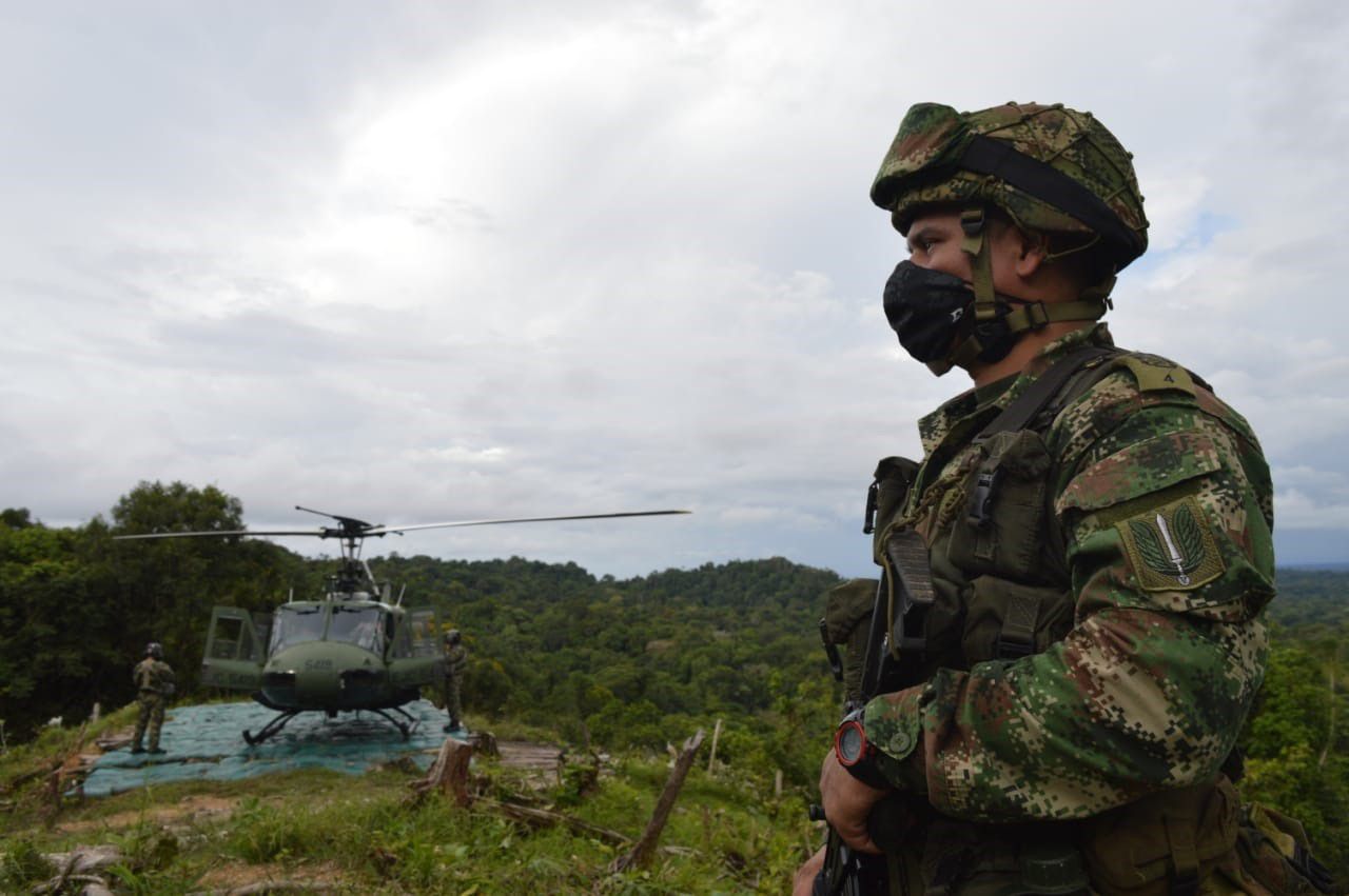 25-10-2020 Un soldado junto a un helicóptero en Colombia POLITICA SUDAMÉRICA COLOMBIA EJÉRCITO DE COLOMBIA 