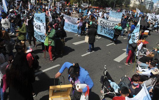 Corte en 9 de Julio por una marcha de organizaciones sociales para reclamar aumento del salario mínimo