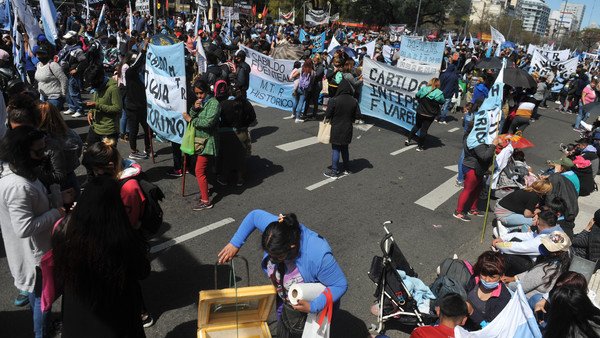 Corte en 9 de Julio por una marcha de organizaciones sociales para reclamar aumento del salario mínimo