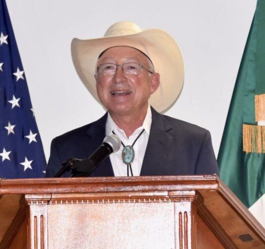 Ken Salazar arribó a México como embajador designado de EEUU