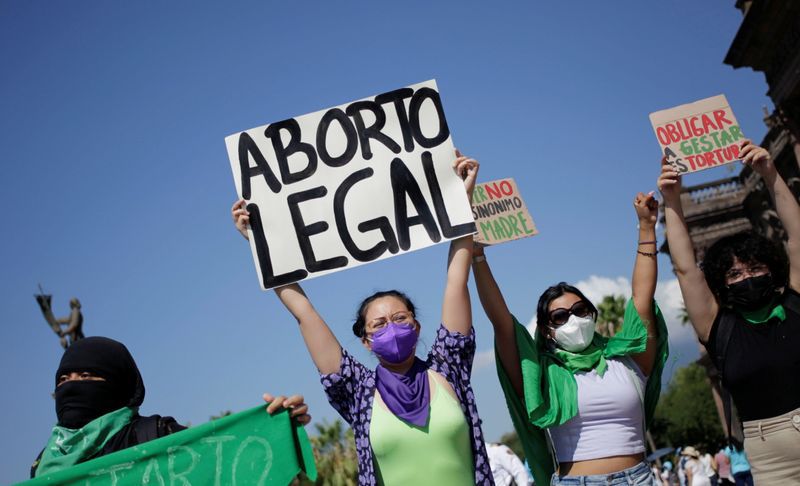 Imagen de archivo. Activistas pro-aborto sostienen carteles durante una protesta contra el aborto, en Monterrey, México. 12 de septiembre de 2021. REUTERS/Daniel Becerril