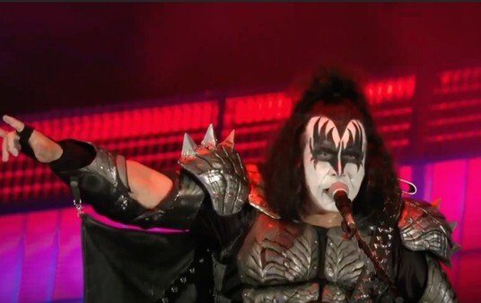 Mientras Kiss suspende su gira, Gene Simmons dispara contra los fans: "Destruyeron la industria de la música"