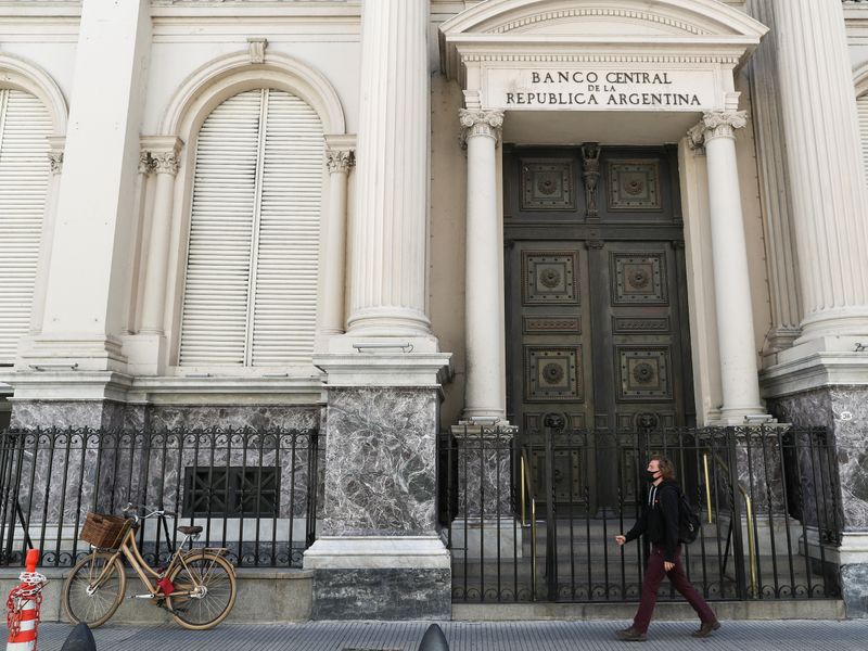 Los bancos esperan una señal del Banco Central de la República Argentina para ver si cambia la atención al público 
