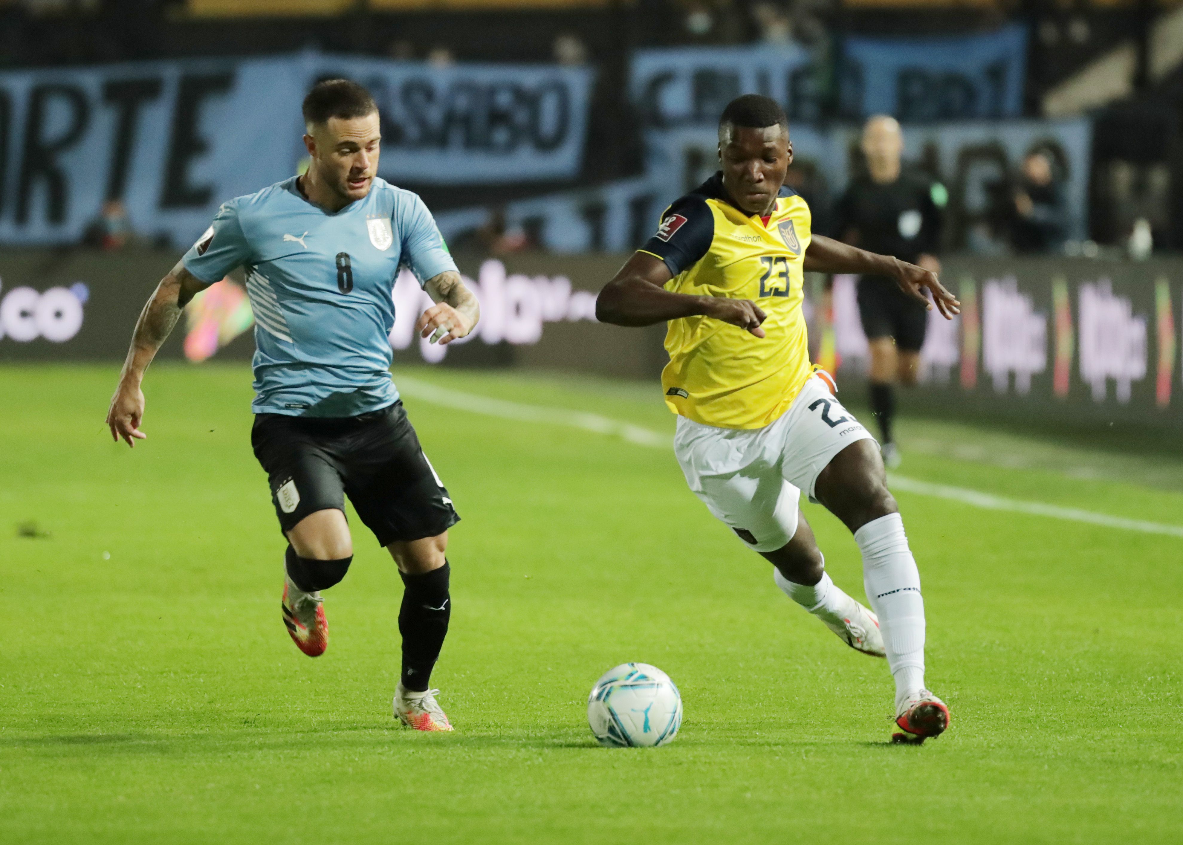 Nahitan Nandez marca al ecuatoriano Moisés Caicedo (REUTERS/Raul Martínez)