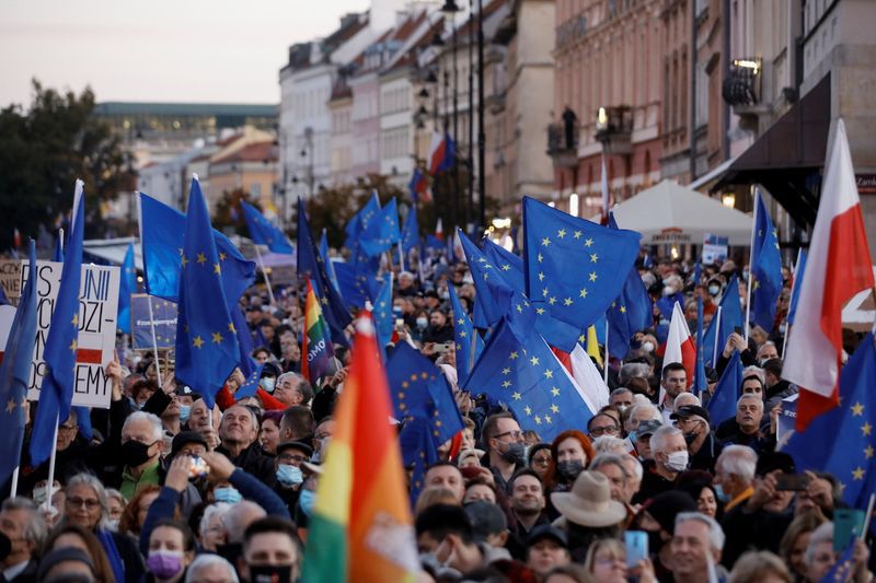 Manifestación en apoyo a la membresía de Polonia de la UE, Varsovia, Polonia, 10 octubre 2021. (REUTERS/Kacper Pempel)