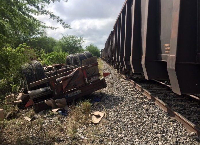 En Tamaulipas, un tren destruyó a tráiler que se le atravesó