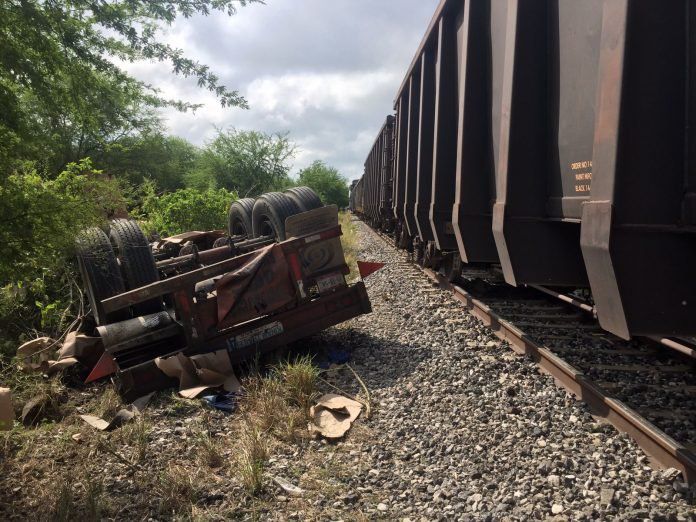 Tren impacta a tráiler en Tamaulipas