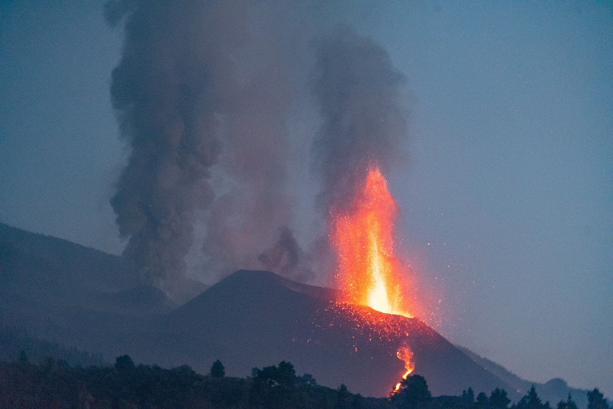 El volcán de Cumbre Vieja, en La Palma, mantiene su actividad efusiva tras casi un mes de erupción. EFE/Miguel Calero 