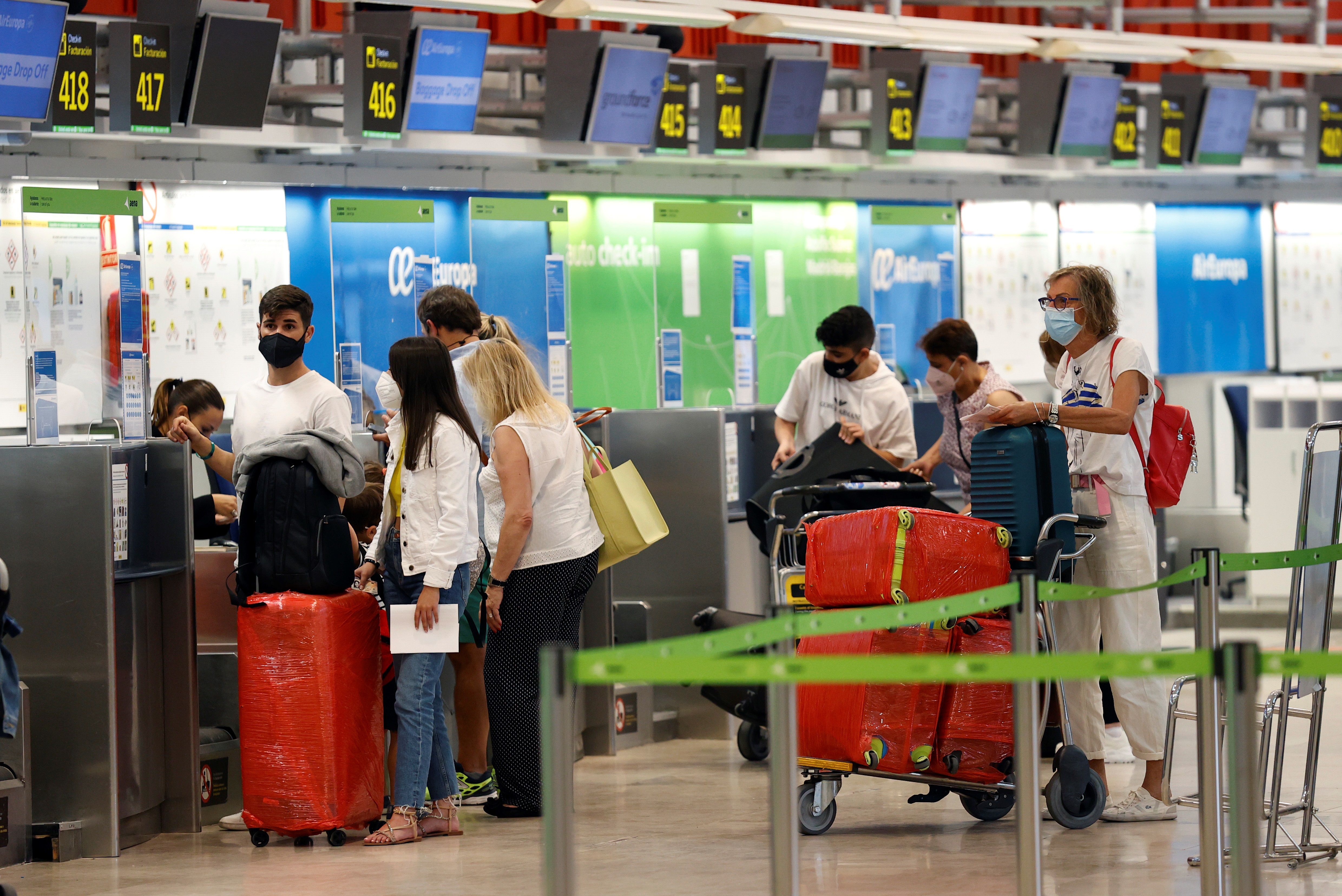 Pasajeros en el aeropuerto de Madrid Adolfo Suárez Barajas (EFE/Chema Moya/Archivo)