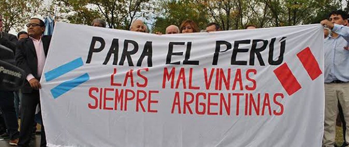 Perú vs. Argentina: La emotiva historia detrás de la bandera sobre el apoyo peruano en conflicto de las Malvinas