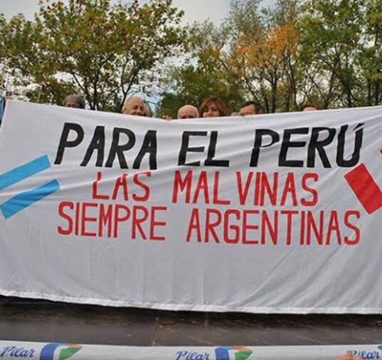 Perú vs. Argentina: La emotiva historia detrás de la bandera sobre el apoyo peruano en conflicto de las Malvinas