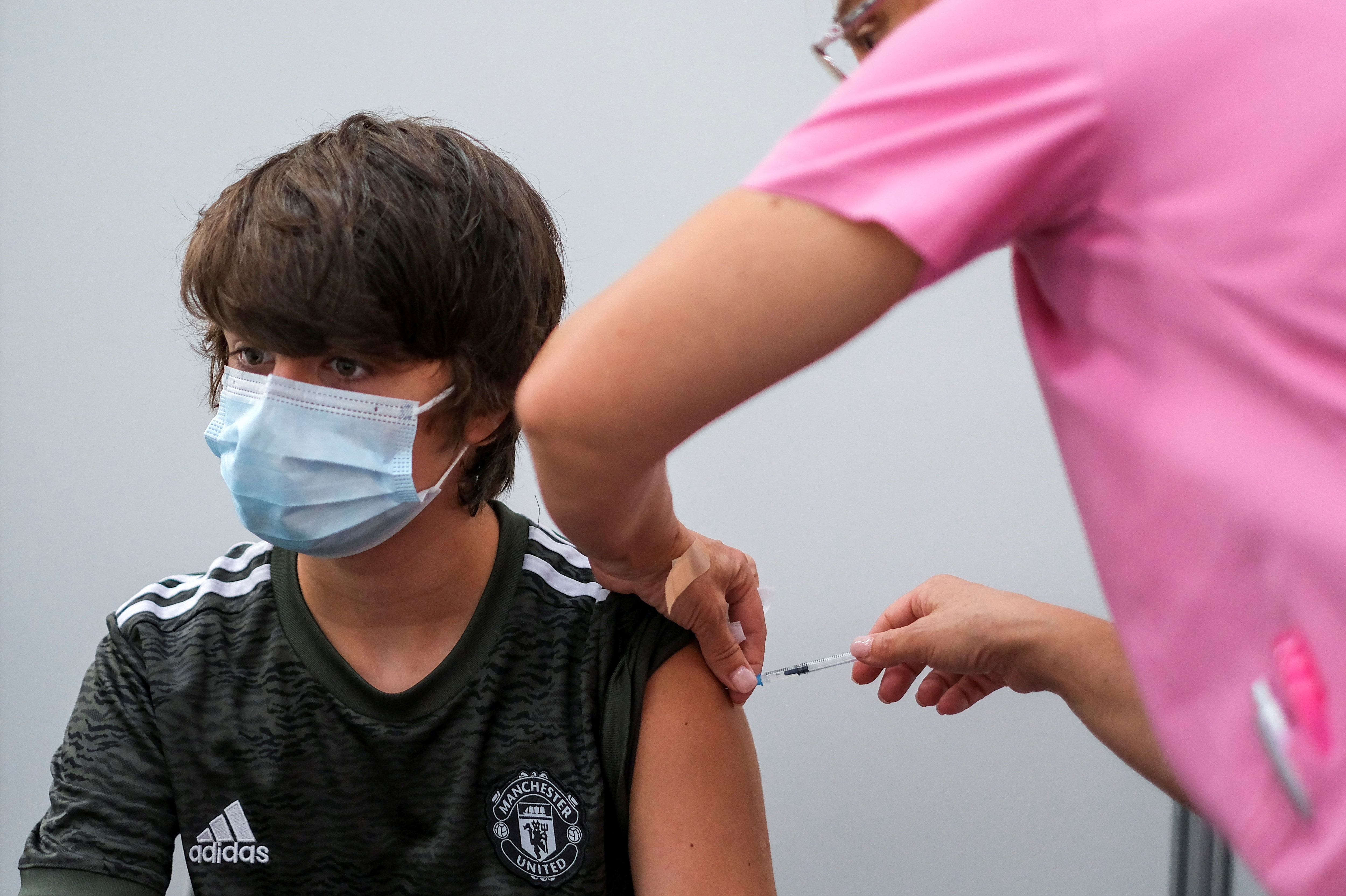 Un niño recibe una vacuna de Pfizer en Portugal. (REUTERS/Pedro Nunes/archivo)