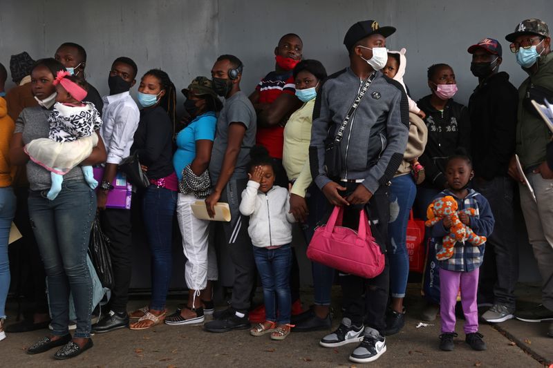 Inmigrantes haitianos hacen fila para regularizar su situación al exterior de la sede de la Comisión Mexicana de Ayuda a los Refugiados (COMAR) en Tijuana, México. 29 septiembre 2021. REUTERS/Edgard Garrido