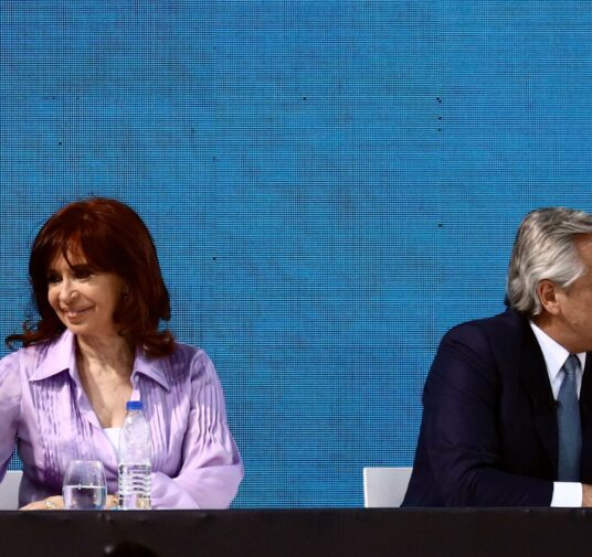 Alberto Fernández define un plan de gobierno para sumar a la oposición y contener la ofensiva post electoral de Cristina