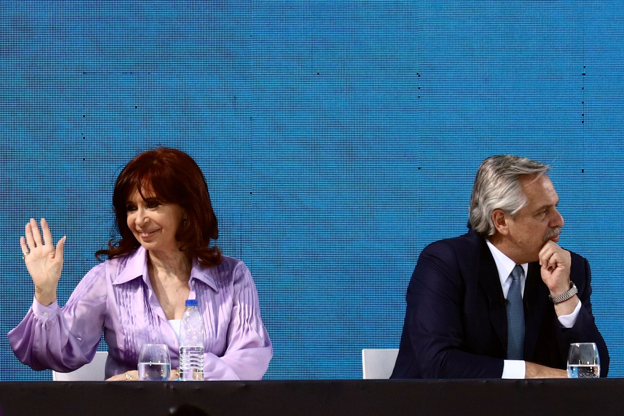 Alberto Fernandez y Cristina Fernández de Kirchner durante el acto de cierre de campaña en Merlo