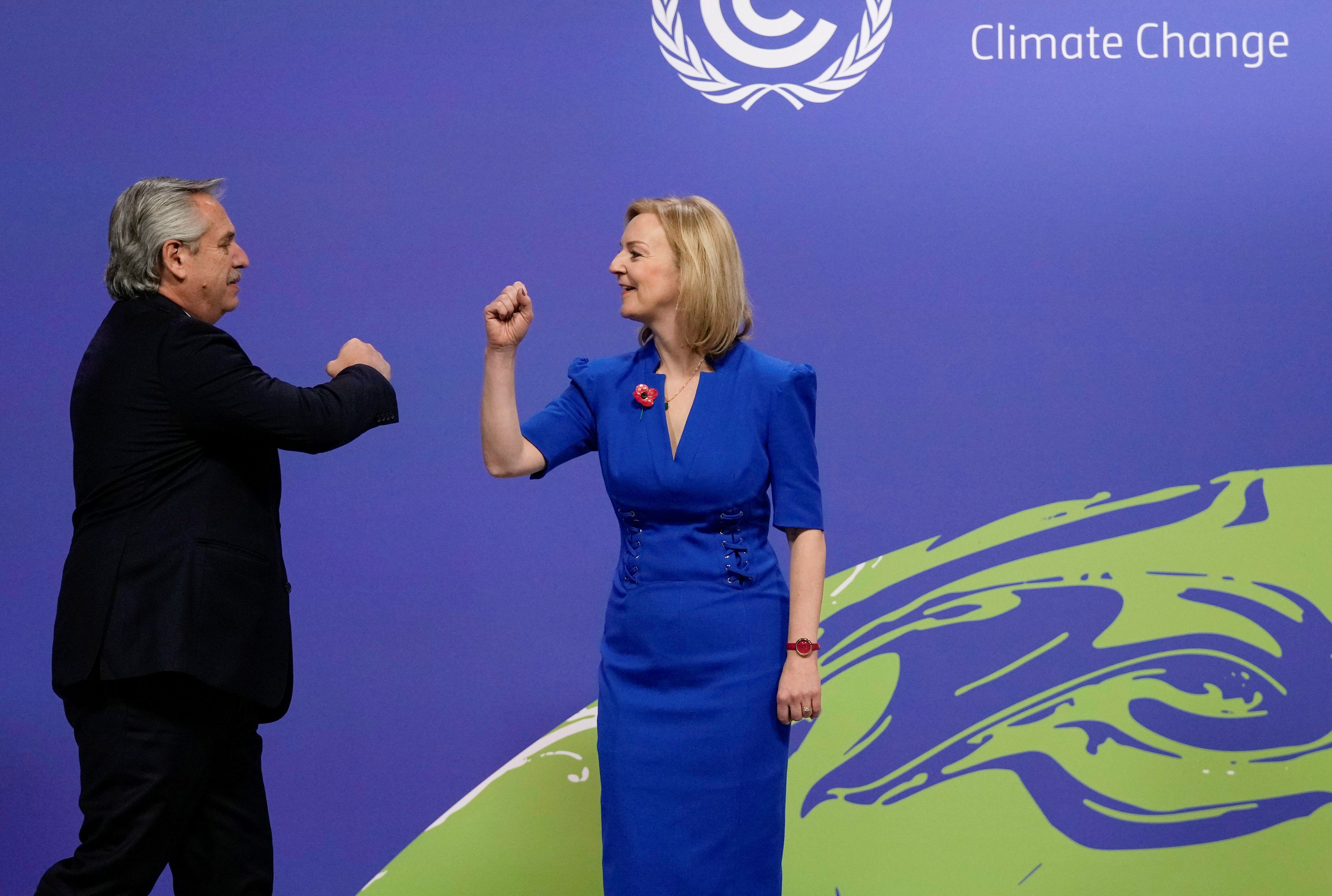 Alberto Fernández saluda en Glasgow a la canciller británica Liz Truss, antes del inicio de la cumbre de cambio climático (COP26)