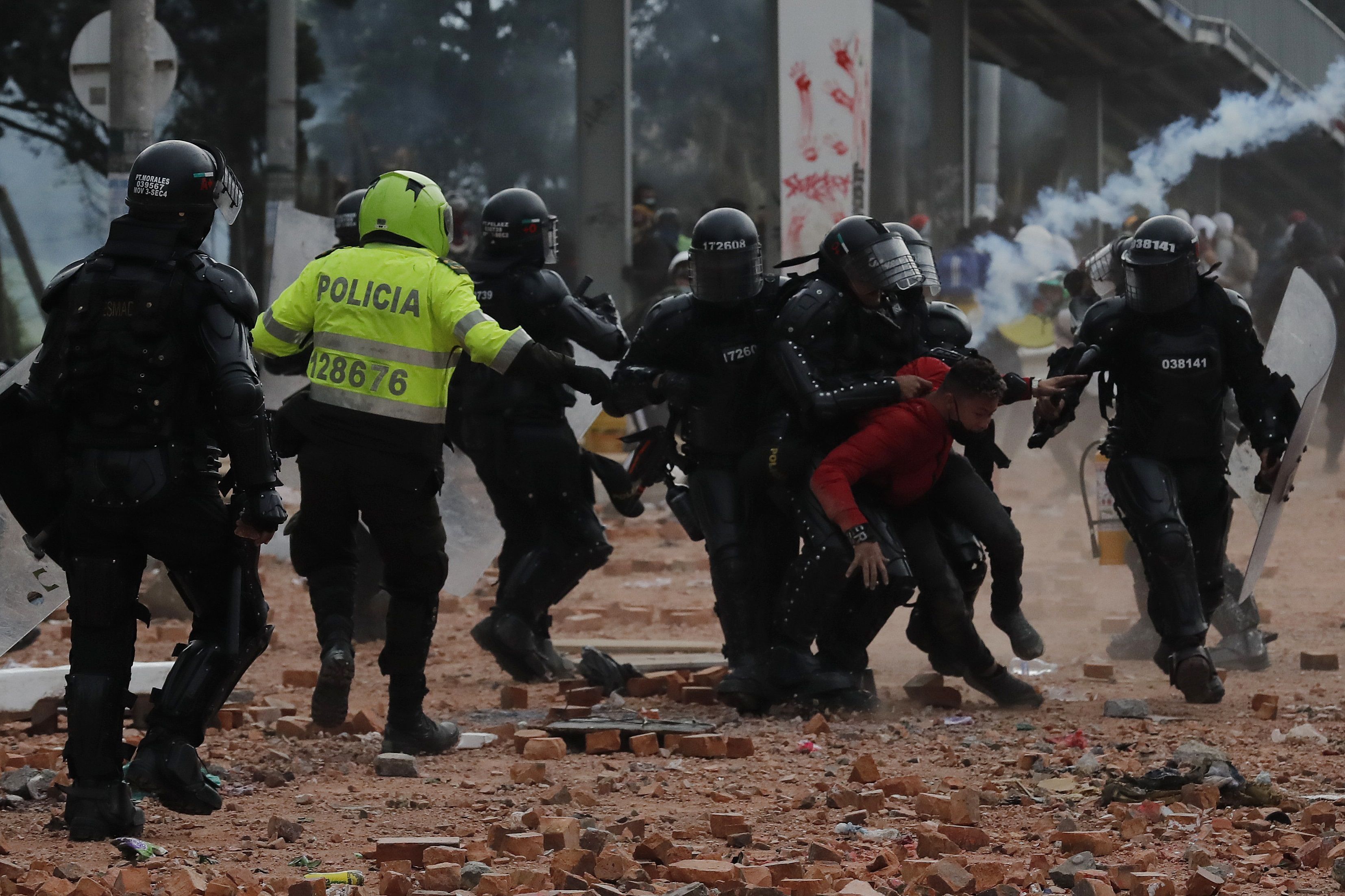 Miembros del Escuadrón Móvil Antidisturbios (ESMAD) retienen a un manifestante durante una jornada de protestas, en Madrid, municipio cercano de Bogotá (Colombia). EFE/Mauricio Dueñas Castañeda 