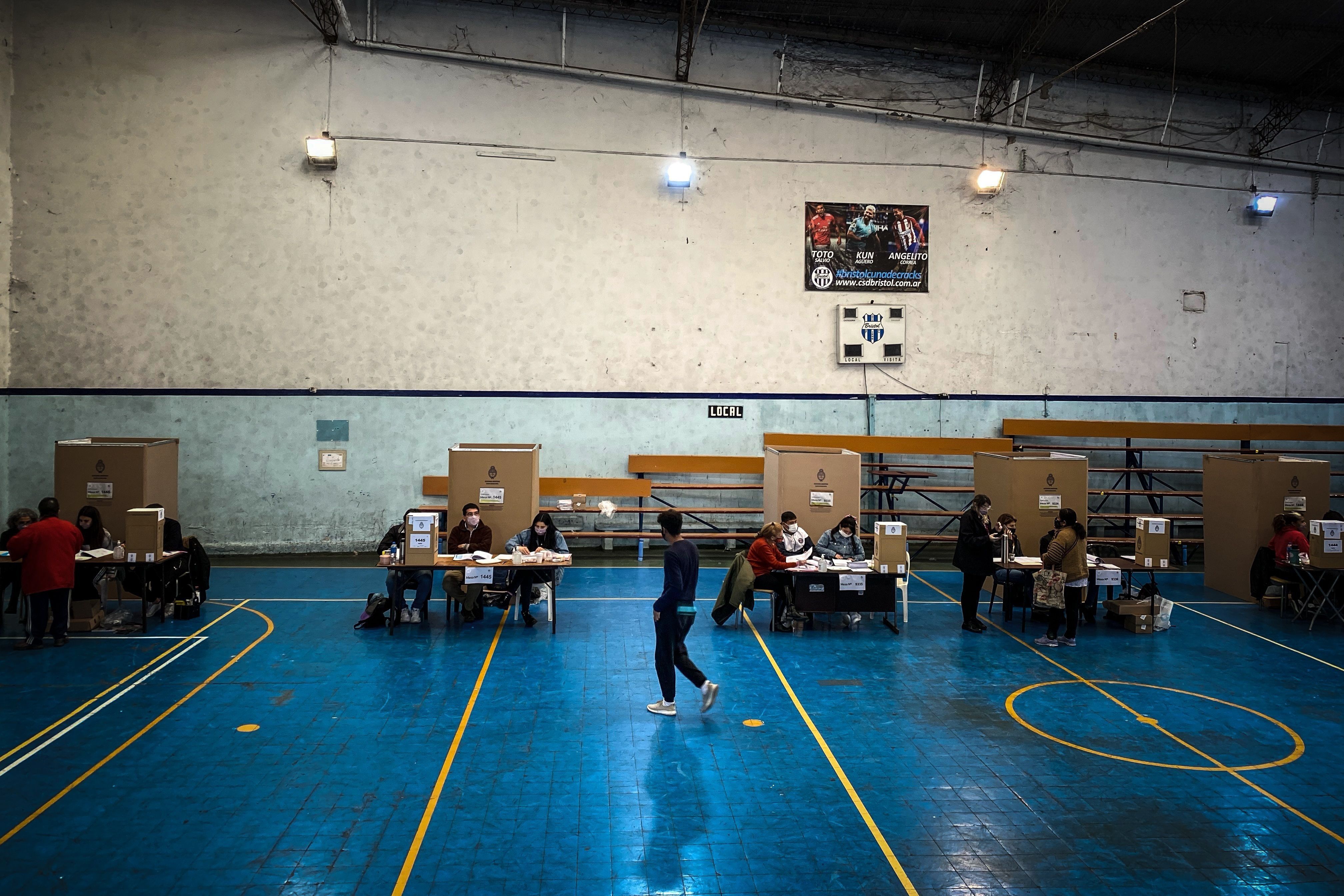 Vista general de un centro de votación durante la jornada de elecciones primarias (EFE)