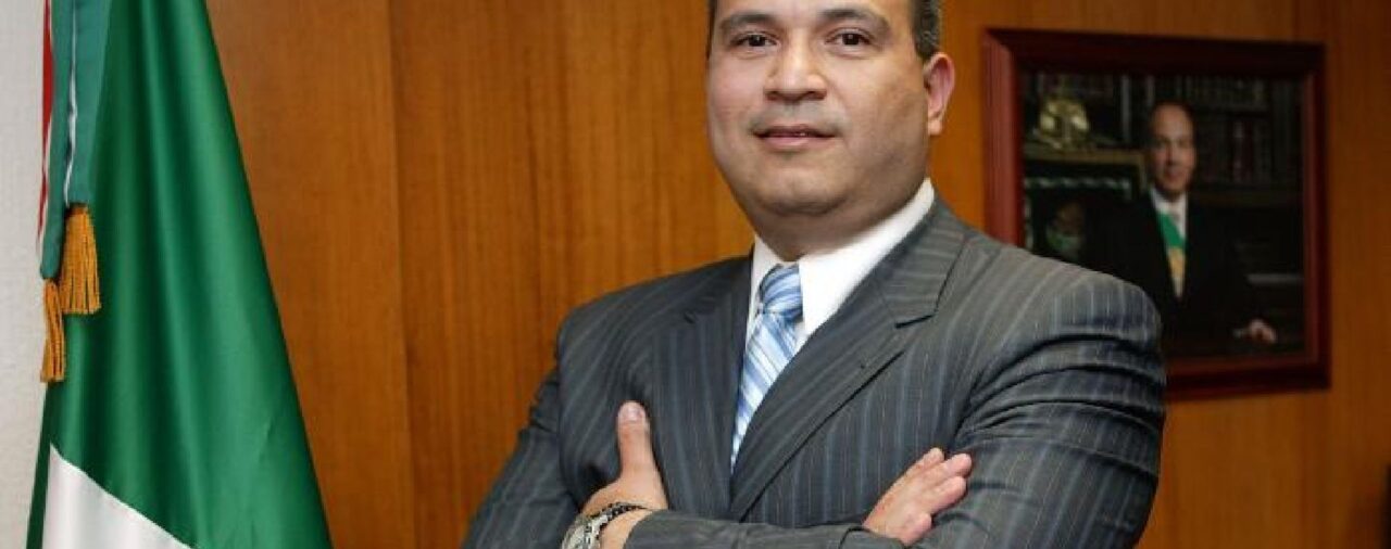 FGR solicitó a Interpol ficha roja para Carlos Treviño, exdirector de Pemex