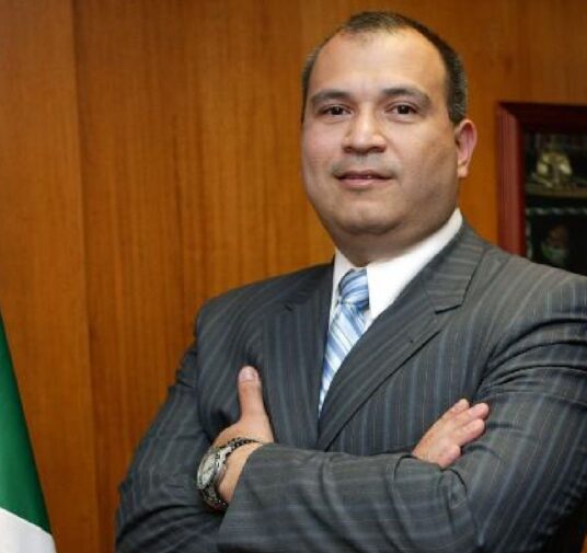 FGR solicitó a Interpol ficha roja para Carlos Treviño, exdirector de Pemex