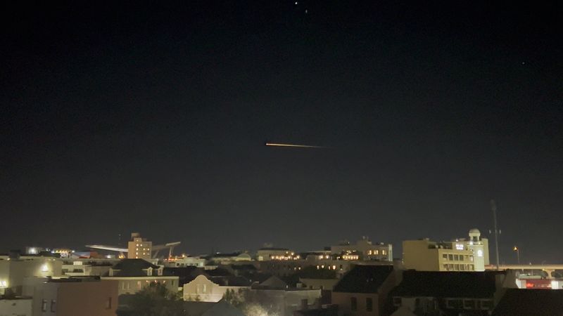 SpaceX Crew-2 surca el cielo mientras realiza su regreso a la Tierra, en Nueva Orleans, Luisiana, Estados Unidos, el 8 de noviembre de 2021, en esta imagen fija tomada de un vídeo en las redes sociales. REUTERS/@_tehgreat