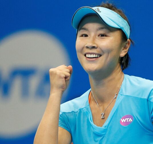 Los desconcertantes videos de la tenista Peng Shuai difundidos por un periodista del régimen chino