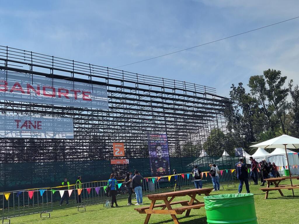 La Grada 2A del Autódromo Hermanos Rodríguez estuvo cerrada el viernes durante en el GP de México 2021 (Foto: Twitter/@DeLaLuzMarianna)