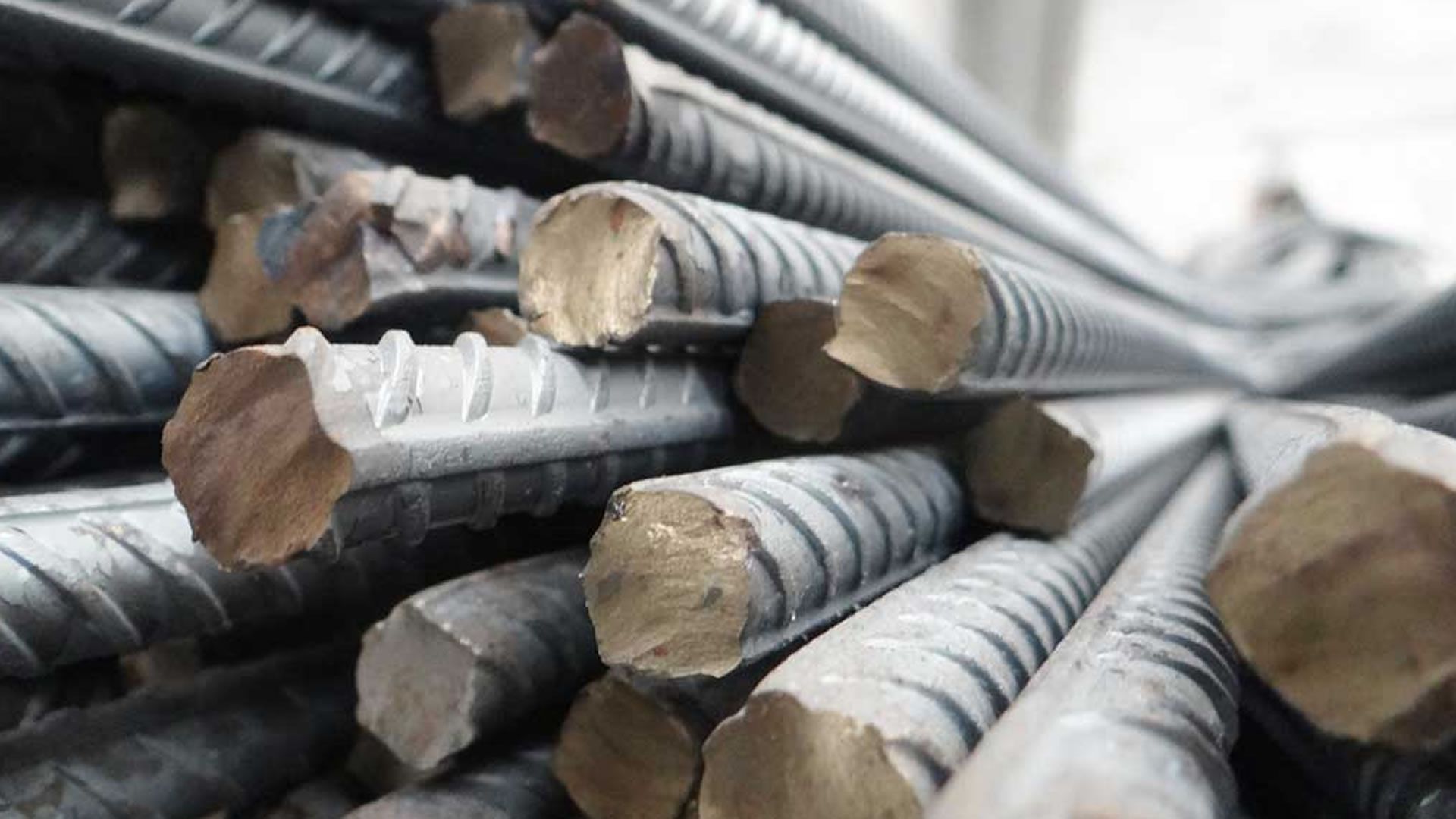 Cerca de 1700 proyectos de construcción en el país están detenidos por alto costo del acero.