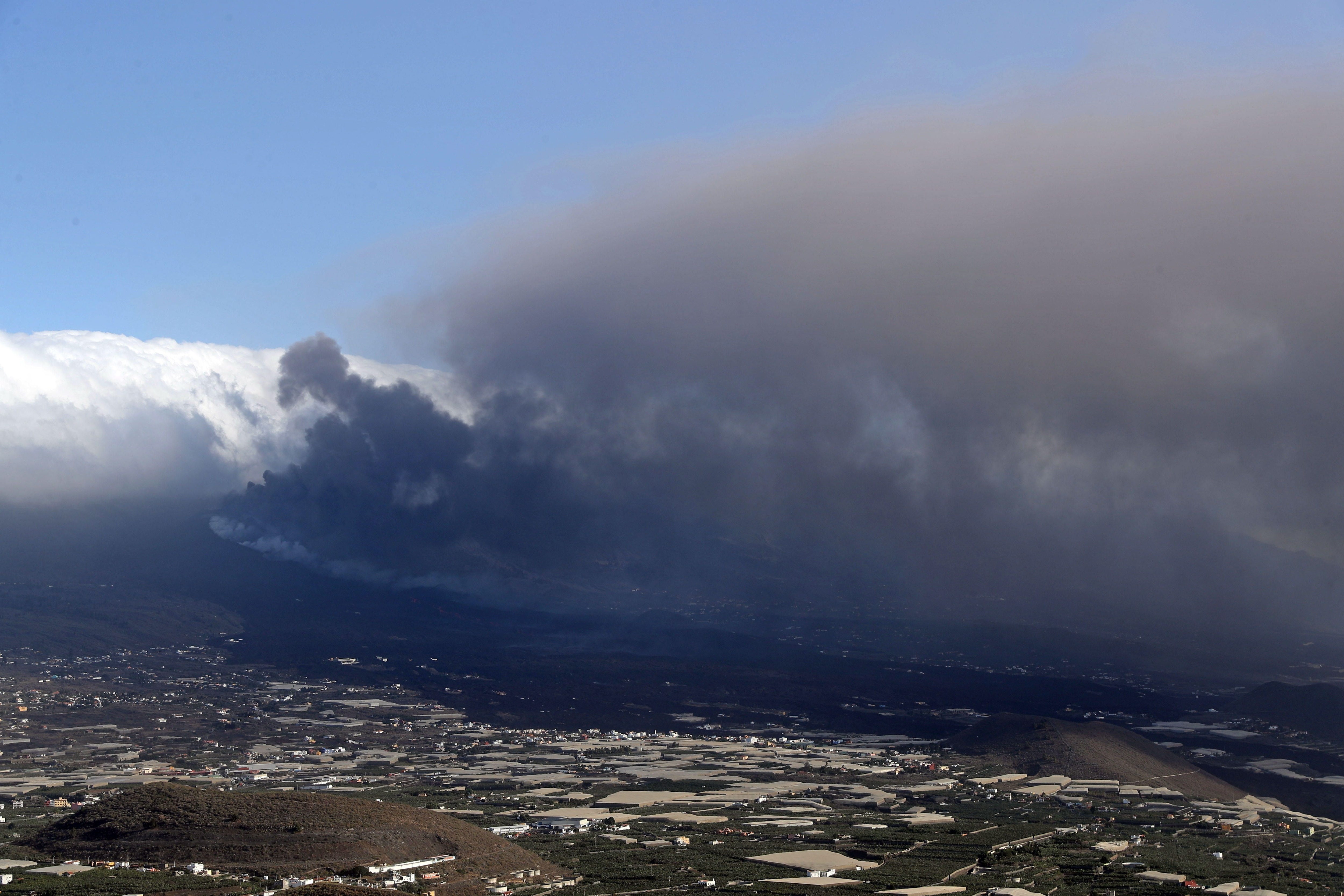 En la imagen, el volcán de la isla española de La Palma desde el puerto de Tazacorte. EFE/ Elvira Urquijo A. 