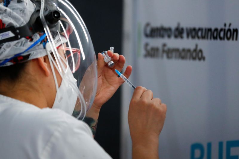 Foto de archivo: una trabajadora de la salud prepara una dosis de la vacuna Sinopharm contra el COVID-19 en un centro de vacunación en Buenos Aires, Argentina. 15 oct, 2021. REUTERS/Agustin Marcarian