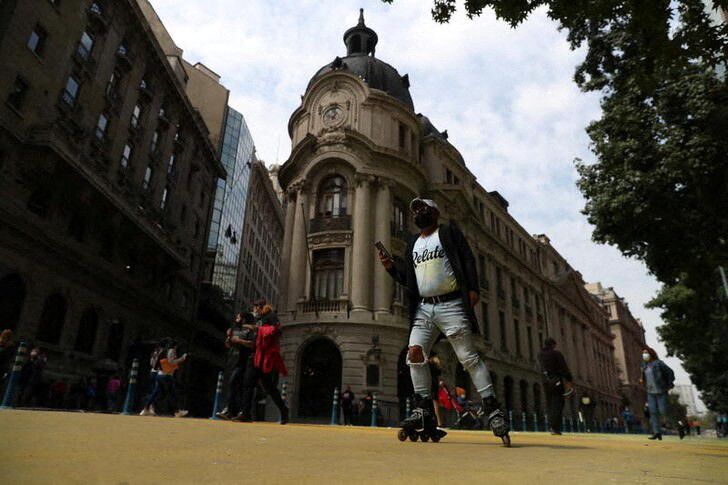 FOTO DE ARCHIVO. Un hombre patina frente al edificio de la Bolsa de Comercio de Santiago, en el centro de Santiago, Chile. 16 de marzo de 2021. REUTERS/Iván Alvarado