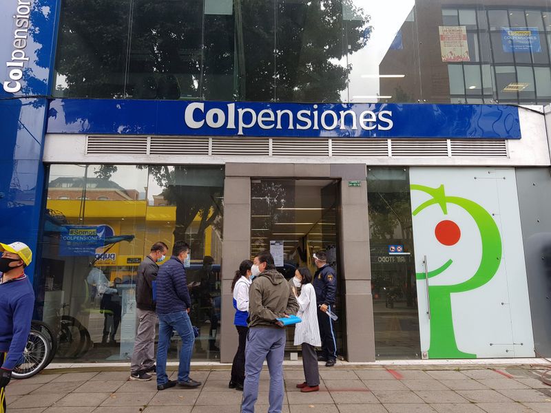 Personas esperan frente a una oficina del estatal fondo de pensiones Colpensiones en Bogotá, Colombia, 12 de junio, 2020. REUTERS/Luis Jaime Acosta.