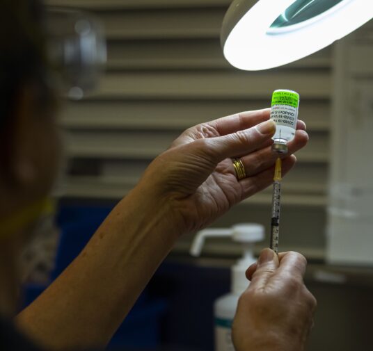 Ecuador recibe un millón de vacunas anticovid donadas por México