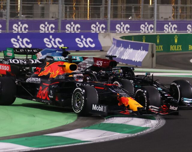 Hamilton le ganó a Verstappen el caótico GP de Arabia Saudita de Fórmula 1 y quedaron igualados en la punta del campeonato