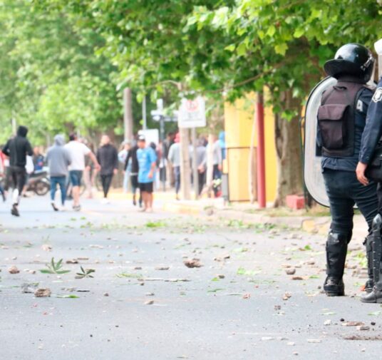 Incidentes con la Policía en la marcha de familiares y amigos del joven de 16 años baleado en Miramar: reclaman justicia