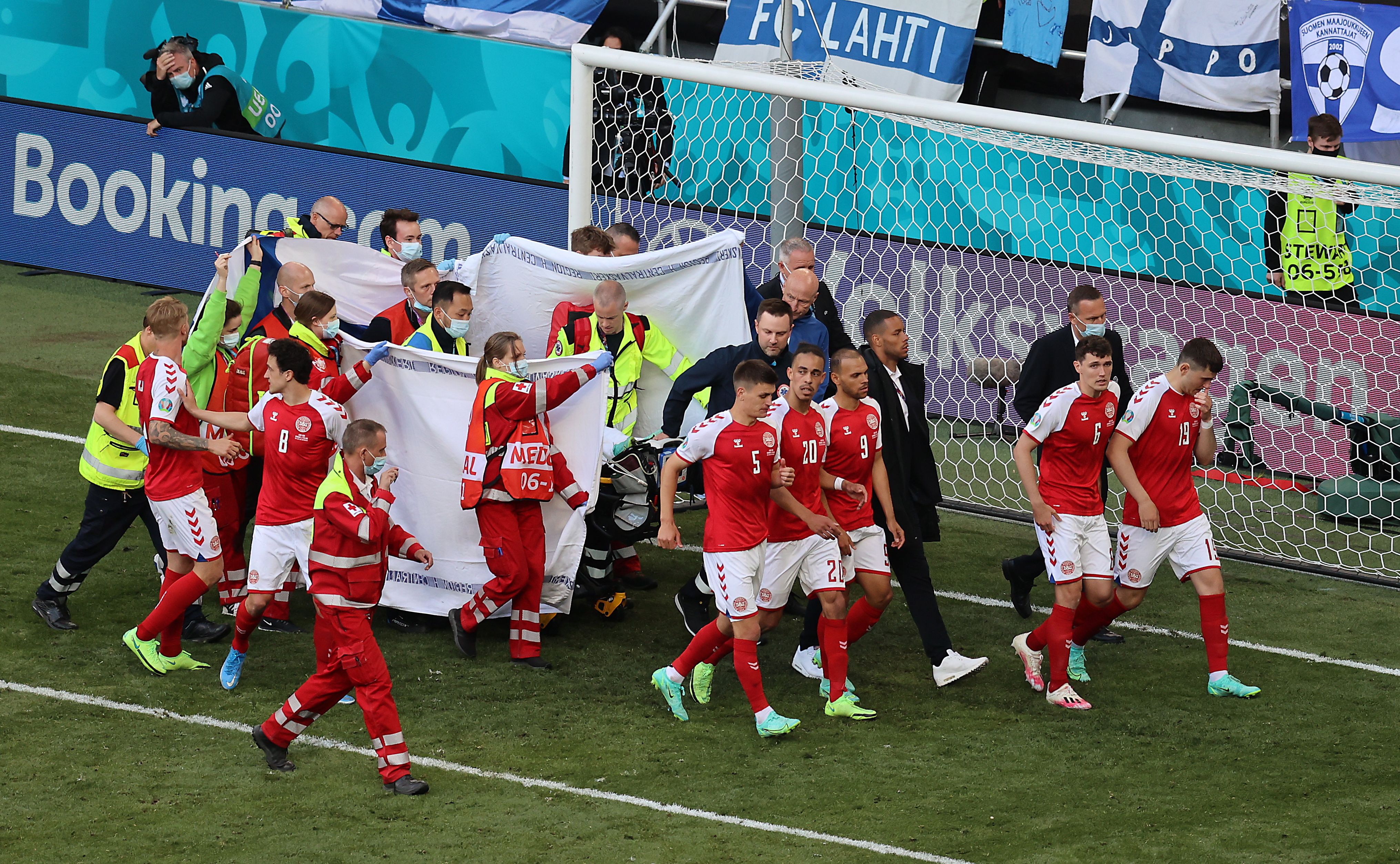 Los equipos de emergencia traslaban al danés Christian Eriksen tras su desvanecimiento en pleno partido de su selección ante Finlandia, en la fase de grupos de la Euro 2020. EFE/EPA/Wolfgang Rattay / POOL 
