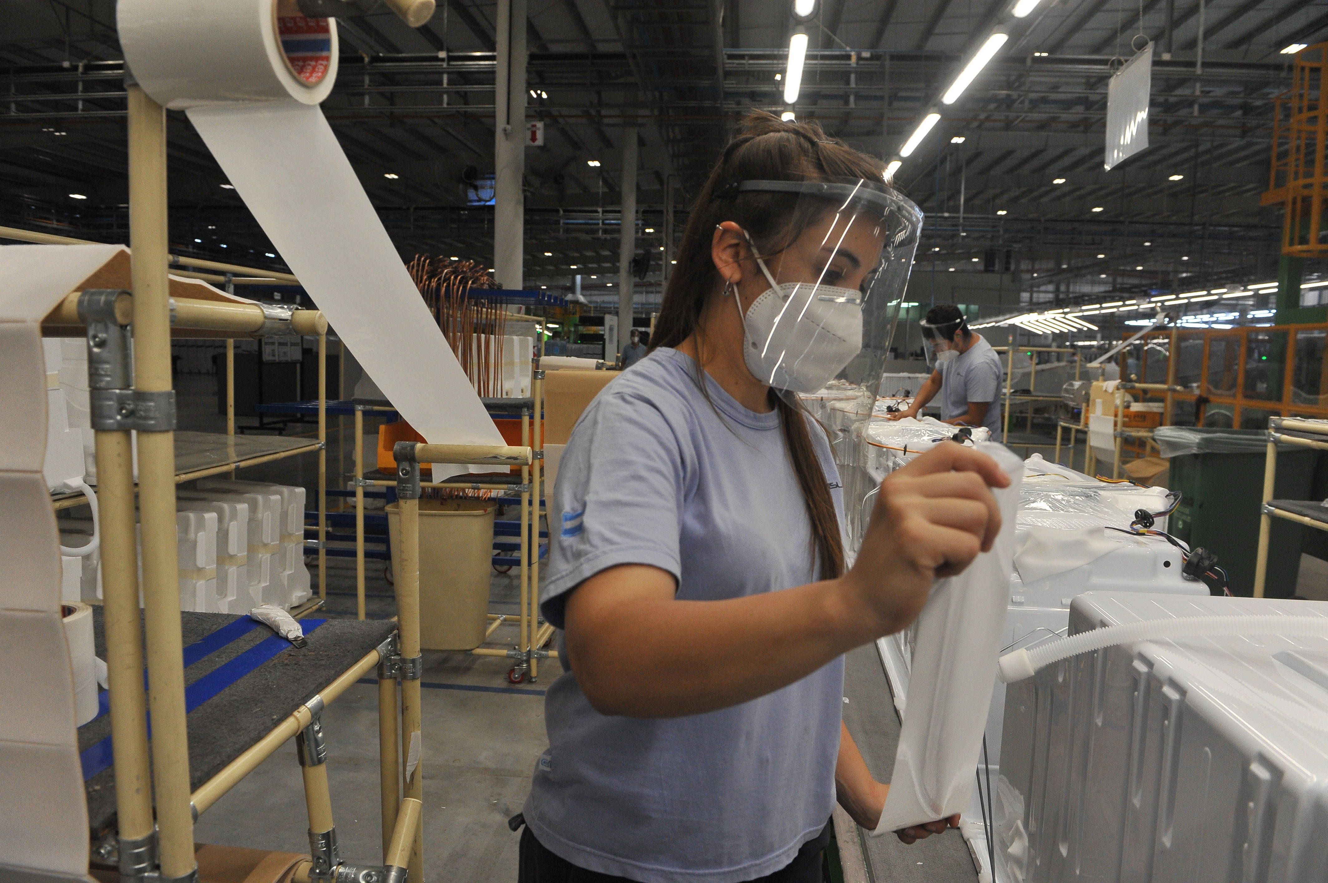 Fotografía del 28 de enero de 2021 que muestra a una trabajadora de la fábrica de frigoríficos Samsung en la planta de Visuar, en la localidad bonaerense de Cañuelas (Buenos Aires). EFE/ Enrique García Medina 