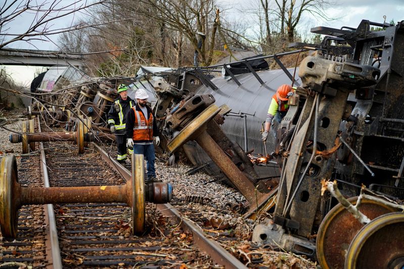 Trabajadores en el sitio del descarrilamiento de un tren después de que una devastadora serie de tornados arrasara varios estados de EE.UU. En Earlington, Kentucky, EEUU El 11 de diciembre de 2021. REUTERS / Cheney Orr