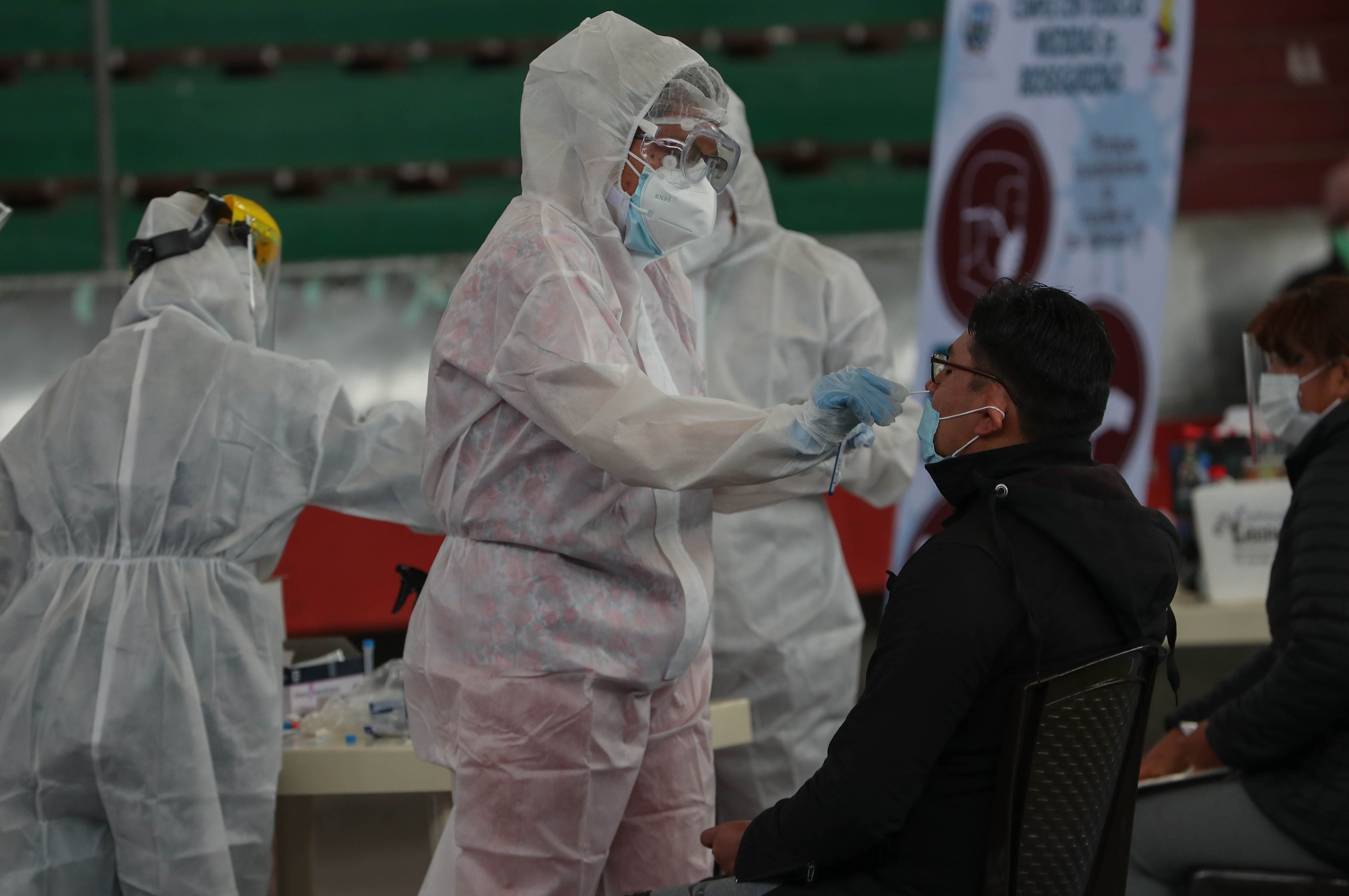 Un miembro del Sistema Departamental de Salud realiza una prueba de covid-19 a una persona en La Paz (Bolivia), en una fotografía de archivo. EFE/Martín Alipaz 